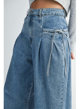 Load image into Gallery viewer, Pleat Pocket Wide Leg Denim
