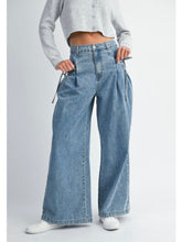 Load image into Gallery viewer, Pleat Pocket Wide Leg Denim
