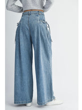 Load image into Gallery viewer, Pleat Pocket Wide Leg Denim
