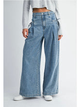 Load image into Gallery viewer, Pleat Pocket Wide Leg Denim
